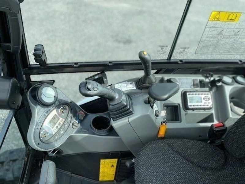 Bobcat E27 med rotortilt og to skuffer