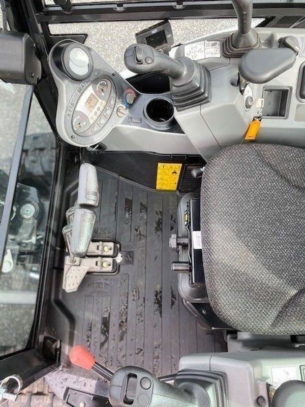 Bobcat E27 med rotortilt og to skuffer