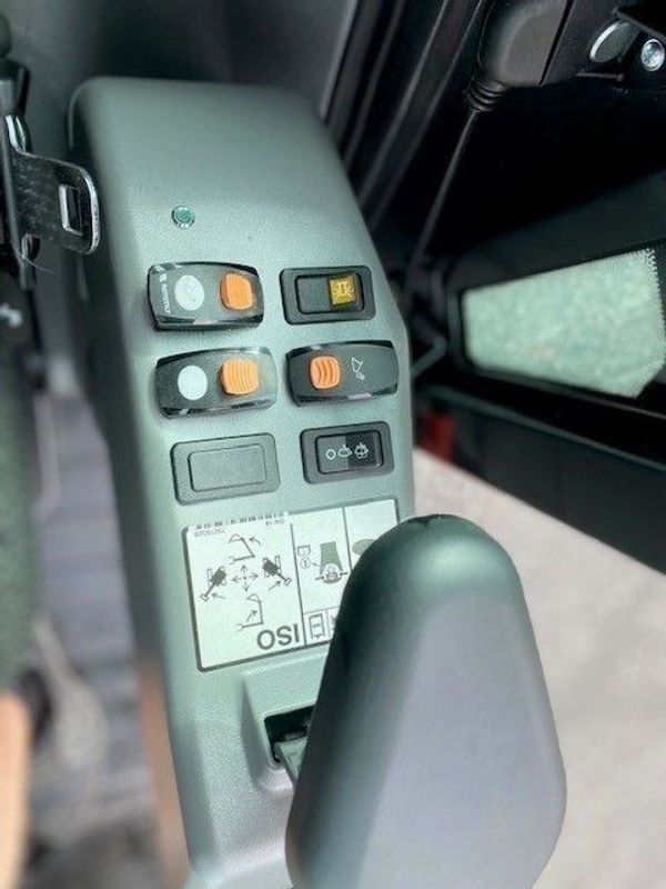 Bobcat E27 med rotortilt og to skuffer